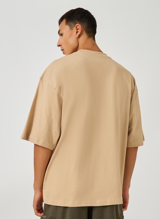 ستايلي تيشيرت ستايلي بطبعة تايبوجرافي بياقة عالية وقصة واسعة - Image 4